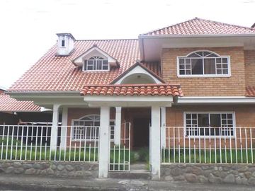 Casa de 3 Niveles en Urbanización Privada – Espacio, Seguridad y Confort en Cuenca