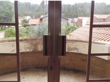 Casa de 3 Niveles en Urbanización Privada – Espacio, Seguridad y Confort en Cuenca