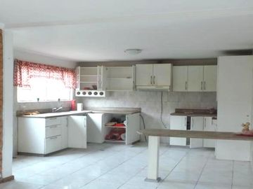Casa de 3 Niveles en Urbanización Privada – Espacio, Seguridad y Confort en Cuenca
