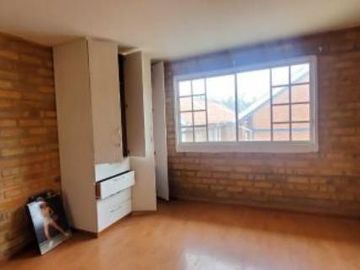 Casa de 3 Niveles en Urbanización Privada – Espacio, Seguridad y Confort en Cuenca