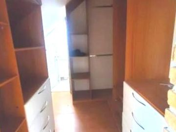 Casa de 3 Niveles en Urbanización Privada – Espacio, Seguridad y Confort en Cuenca