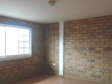 Casa de 3 Niveles en Urbanización Privada – Espacio, Seguridad y Confort en Cuenca