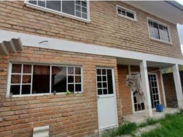 Casa de 3 Niveles en Urbanización Privada – Espacio, Seguridad y Confort en Cuenca