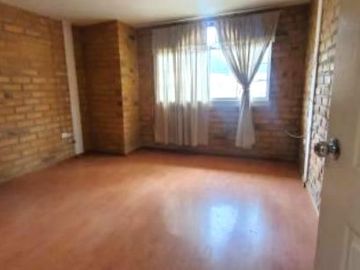 Casa de 3 Niveles en Urbanización Privada – Espacio, Seguridad y Confort en Cuenca