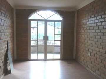 Casa de 3 Niveles en Urbanización Privada – Espacio, Seguridad y Confort en Cuenca