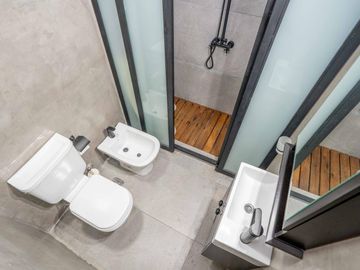 LUMINOSO MONOAMBIENTE  CON COCHERA - APTO VIVIENDA u OFICINA