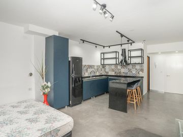 LUMINOSO MONOAMBIENTE  CON COCHERA - APTO VIVIENDA u OFICINA