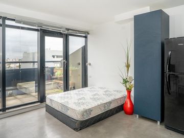 LUMINOSO MONOAMBIENTE  CON COCHERA - APTO VIVIENDA u OFICINA