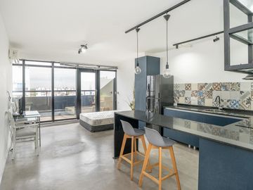 LUMINOSO MONOAMBIENTE  CON COCHERA - APTO VIVIENDA u OFICINA