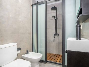 LUMINOSO MONOAMBIENTE  CON COCHERA - APTO VIVIENDA u OFICINA