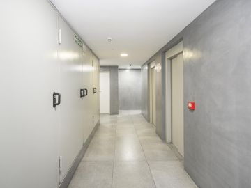 LUMINOSO MONOAMBIENTE  CON COCHERA - APTO VIVIENDA u OFICINA