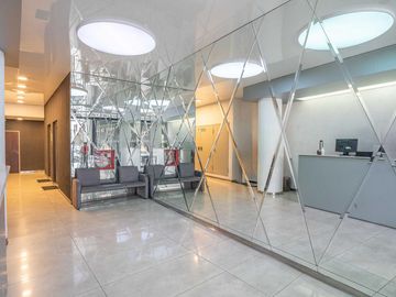 LUMINOSO MONOAMBIENTE  CON COCHERA - APTO VIVIENDA u OFICINA