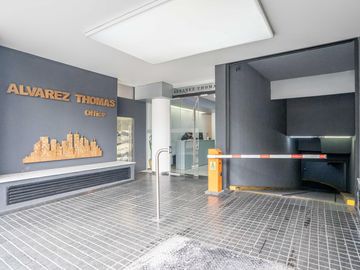 LUMINOSO MONOAMBIENTE  CON COCHERA - APTO VIVIENDA u OFICINA