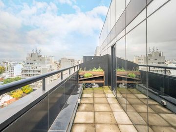 LUMINOSO MONOAMBIENTE  CON COCHERA - APTO VIVIENDA u OFICINA