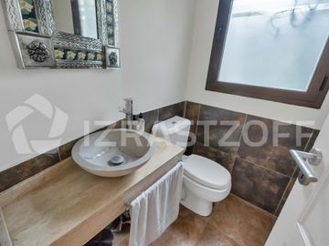 Casa en  Las Liebres  4 dormitorios