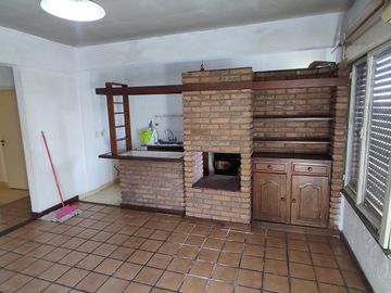 Departamento 4 ambientes sobre la av. Espora a Mts de divisoria