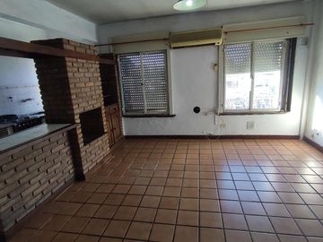 Departamento 4 ambientes sobre la av. Espora a Mts de divisoria