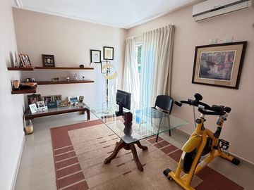 Importante casa de categoría de 4 dormitorios en VENTA en country Las Yungas, Yerba Buena