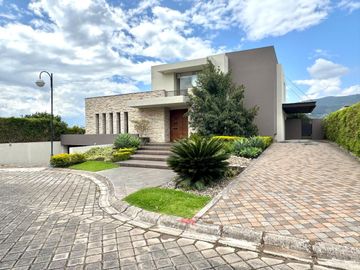 CASA DE VENTA EN CUMBAYA