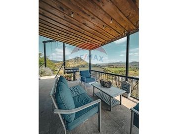 Lujosa Casa con Vista Panorámica en Pencahue
