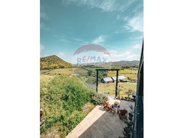 Lujosa Casa con Vista Panorámica en Pencahue