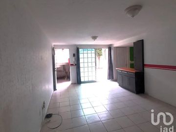 Departamento en Venta  en Col. Tenayo, planta baja, zotehuela privada