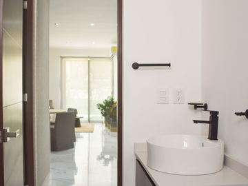 Departamento en Venta en Av. Huayacán Cancún, 2 recamaras, con Albercas y 12 Amenidades