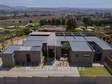 Espectacular casa amoblada construida y diseñada por profesionales en Cerro Grande