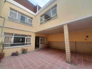 CASA EN VENTA, A PIE DE CALLE