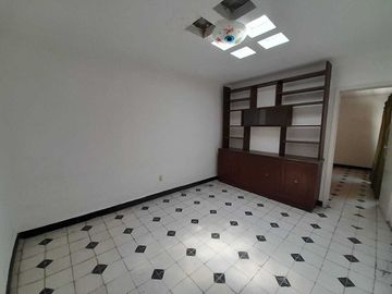 CASA EN VENTA, A PIE DE CALLE