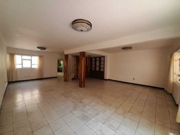 CASA EN VENTA, A PIE DE CALLE