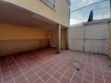 CASA EN VENTA, A PIE DE CALLE