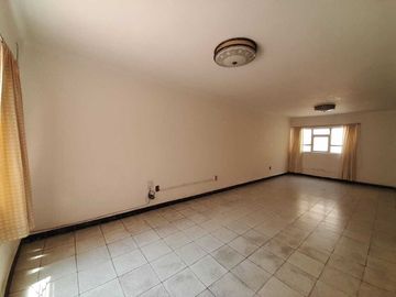 CASA EN VENTA, A PIE DE CALLE