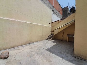 CASA EN VENTA, A PIE DE CALLE