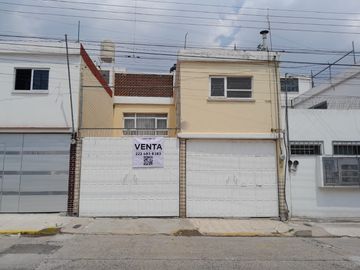 CASA EN VENTA, A PIE DE CALLE