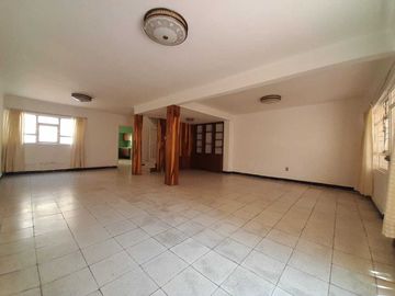 CASA EN VENTA, A PIE DE CALLE