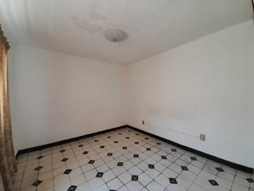 CASA EN VENTA, A PIE DE CALLE