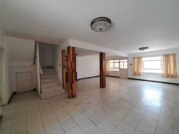 CASA EN VENTA, A PIE DE CALLE