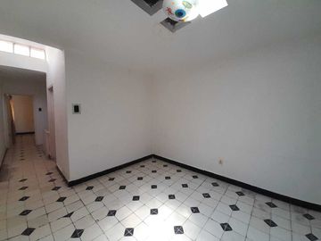 CASA EN VENTA, A PIE DE CALLE