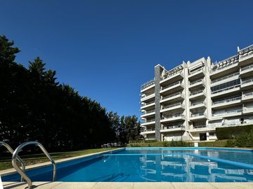Departamento de 3 ambientes en Venta, con vista al lago central y pileta y amenities. ESCRITURADO.