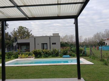 CASA A LA VENTA,  3 DORMITORIOS EN UNA PLANTA BARRIO CERRADO SAN PABLO