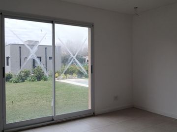 CASA A LA VENTA,  3 DORMITORIOS EN UNA PLANTA BARRIO CERRADO SAN PABLO