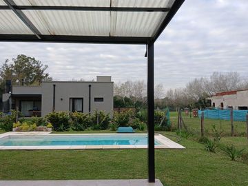 CASA A LA VENTA,  3 DORMITORIOS EN UNA PLANTA BARRIO CERRADO SAN PABLO