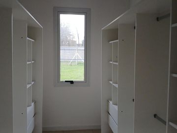 CASA A LA VENTA,  3 DORMITORIOS EN UNA PLANTA BARRIO CERRADO SAN PABLO