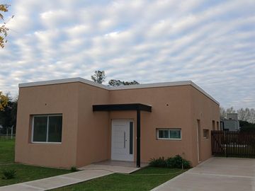 CASA A LA VENTA,  3 DORMITORIOS EN UNA PLANTA BARRIO CERRADO SAN PABLO
