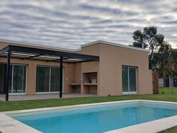 CASA A LA VENTA,  3 DORMITORIOS EN UNA PLANTA BARRIO CERRADO SAN PABLO