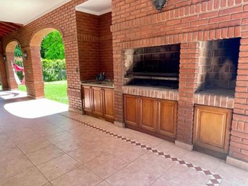 Casa en venta - 4 Dormitorios 4 Baños - Esteban Echeverría