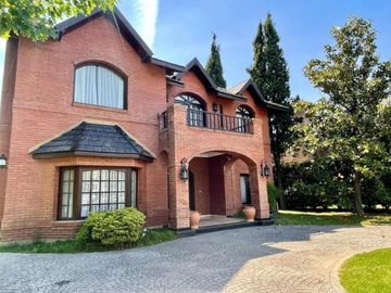 Casa en venta - 4 Dormitorios 4 Baños - Esteban Echeverría