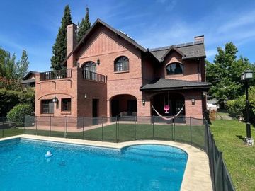 Casa en venta - 4 Dormitorios 4 Baños - Esteban Echeverría