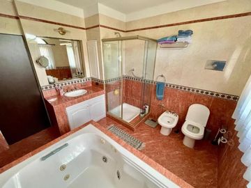 Casa en venta - 4 Dormitorios 4 Baños - Esteban Echeverría